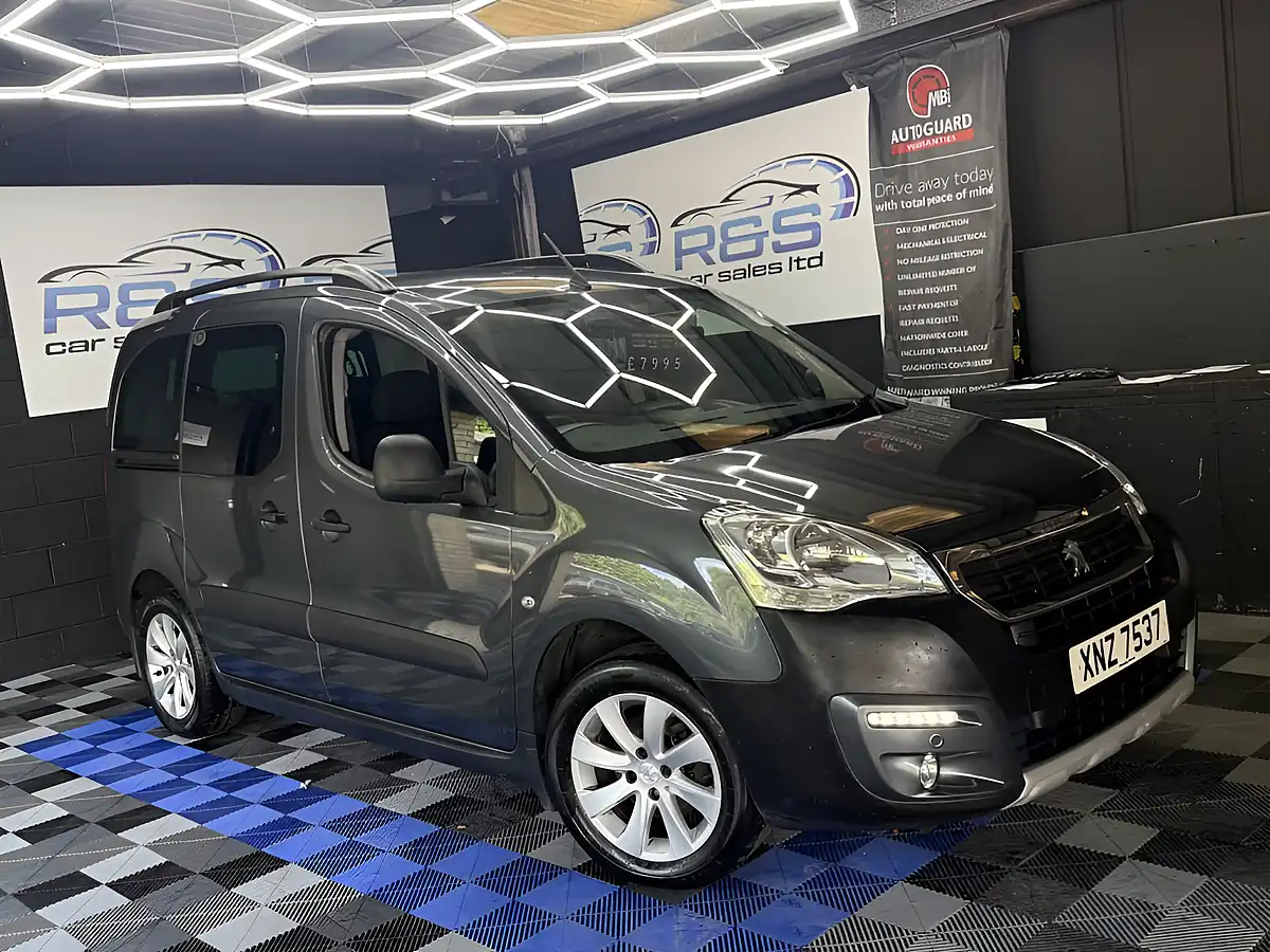 Used 2018 Peugeot Partner Tepee Outdoor Grey - Front View