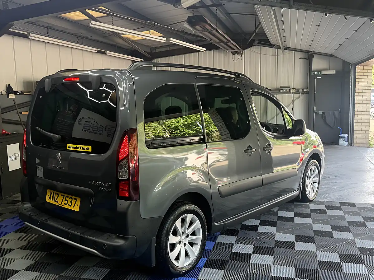 Used 2018 Peugeot Partner Tepee Outdoor Grey - Interior and Exterior details 4