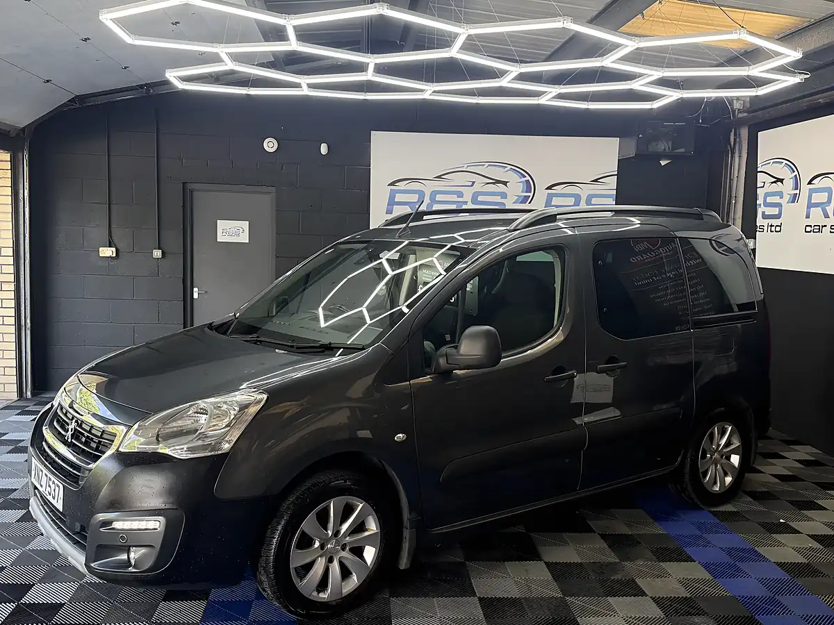 Used 2018 Peugeot Partner Tepee Outdoor Grey - Interior and Exterior details 7