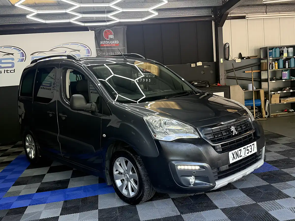 Used 2018 Peugeot Partner Tepee Outdoor Grey - Interior and Exterior details 9