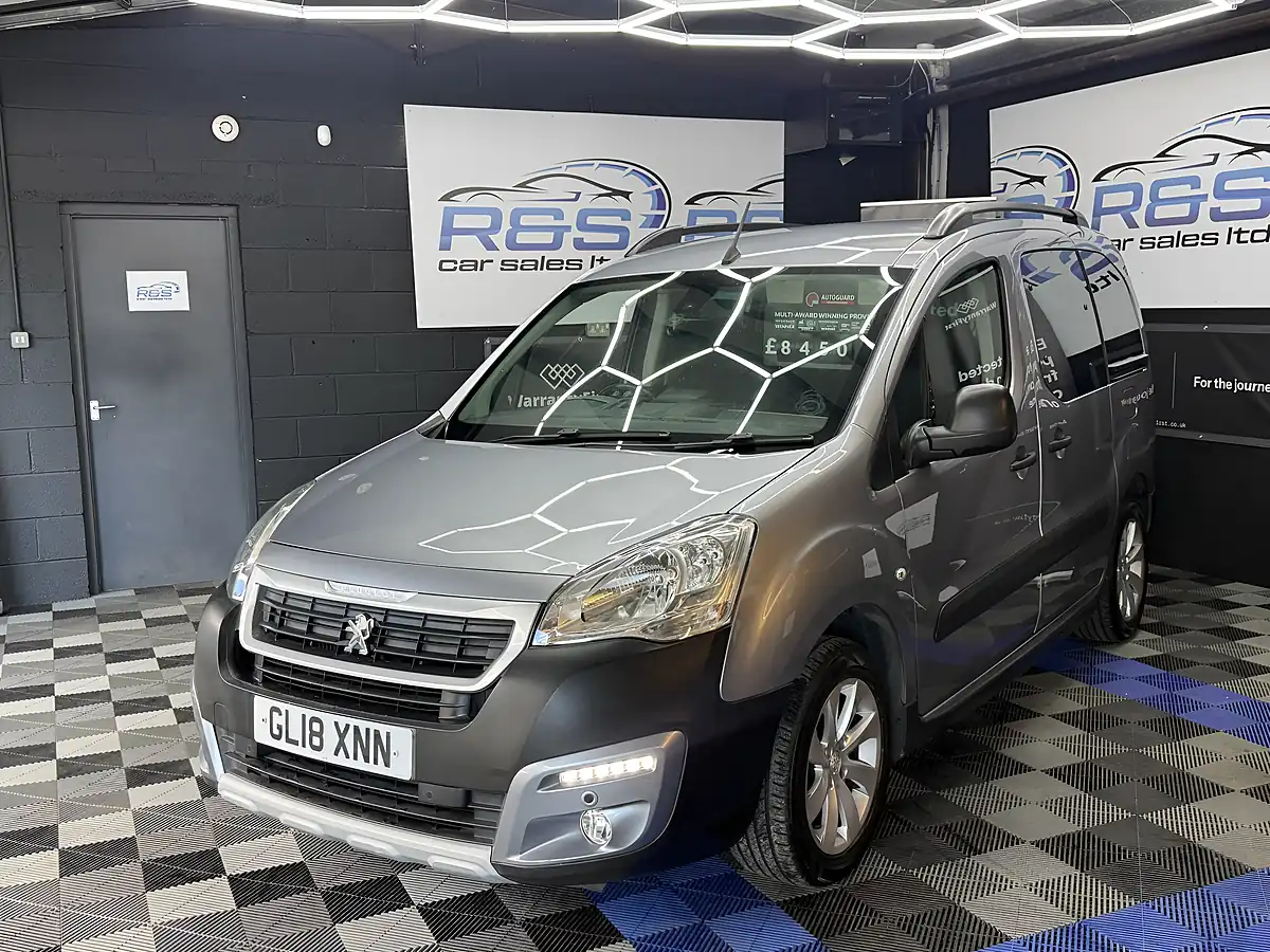 Used 2018 Peugeot Partner Tepee Outdoor Grey - Interior and Exterior details 10