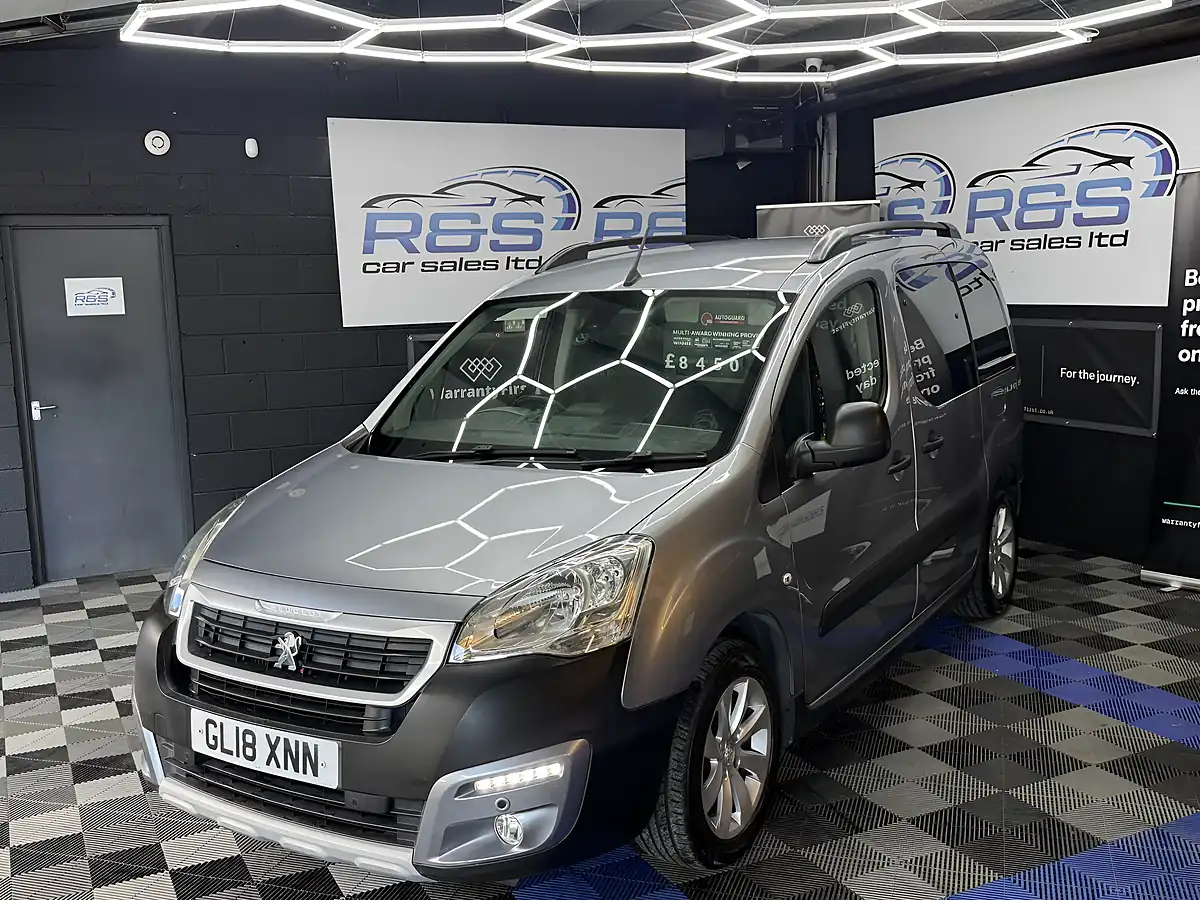 Used 2018 Peugeot Partner Tepee Outdoor Grey - Interior and Exterior details 11