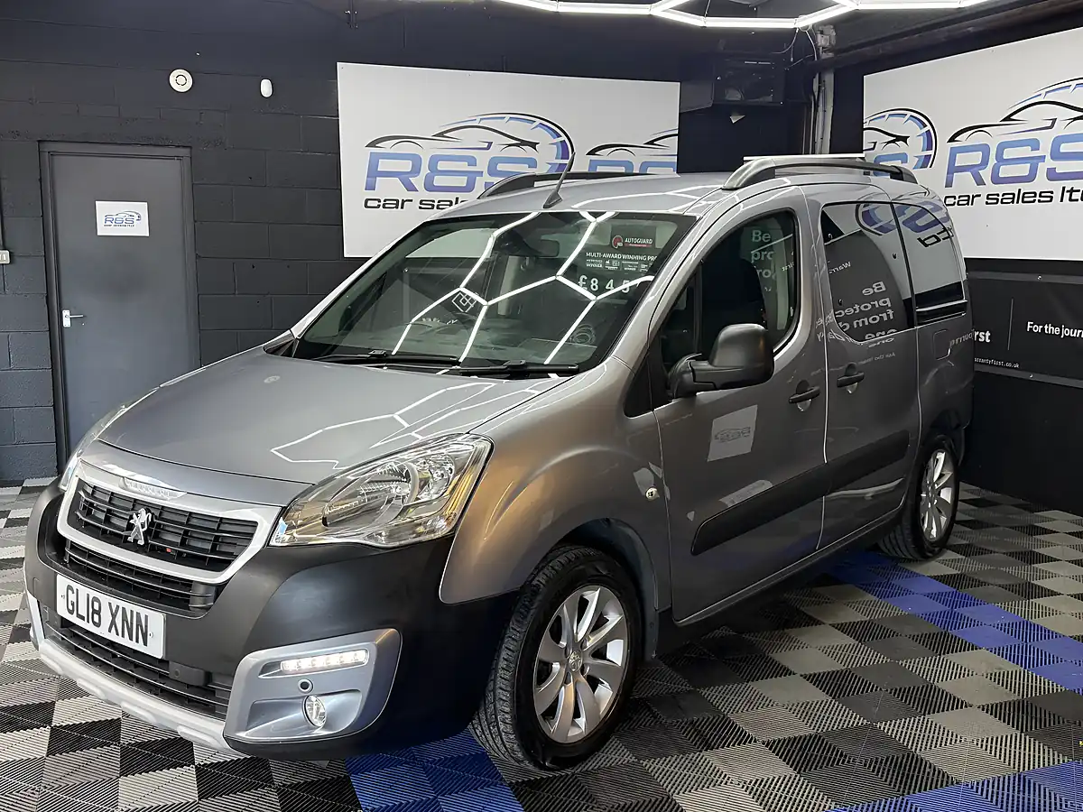 Used 2018 Peugeot Partner Tepee Outdoor Grey - Interior and Exterior details 12