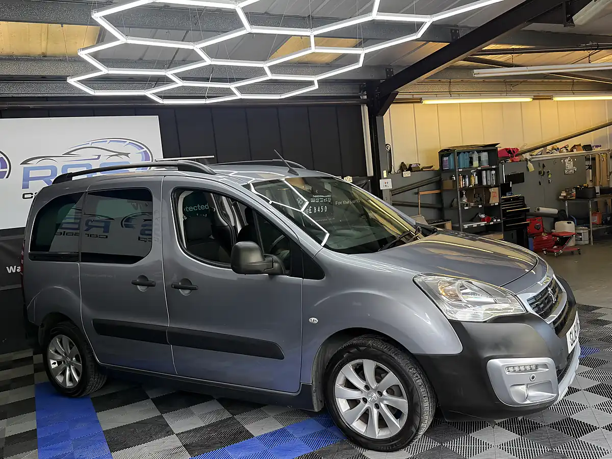 Used 2018 Peugeot Partner Tepee Outdoor Grey - Interior and Exterior details 14
