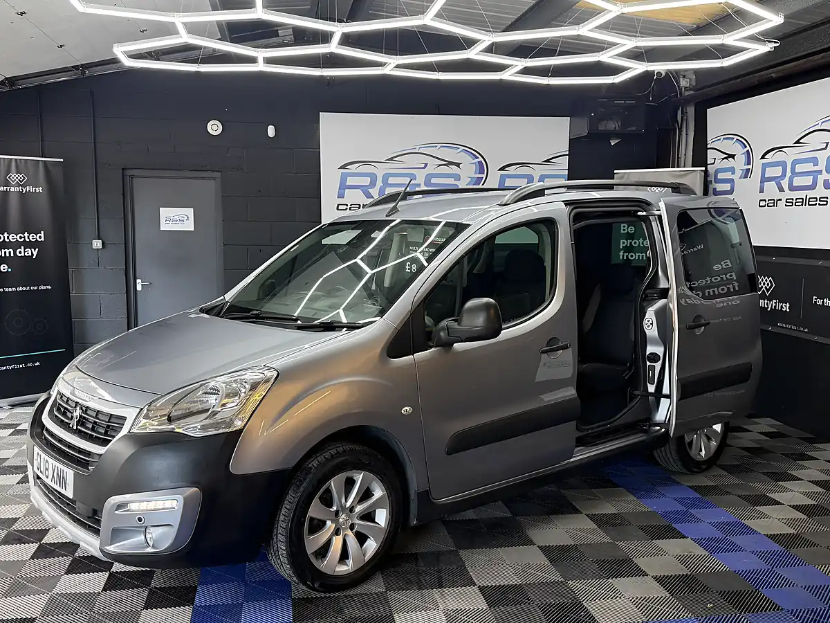 Used 2018 Peugeot Partner Tepee Outdoor Grey - Interior and Exterior details 17