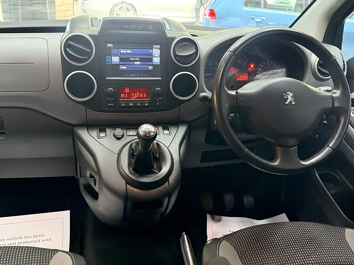 Used 2018 Peugeot Partner Tepee Outdoor Grey - Interior and Exterior details 19