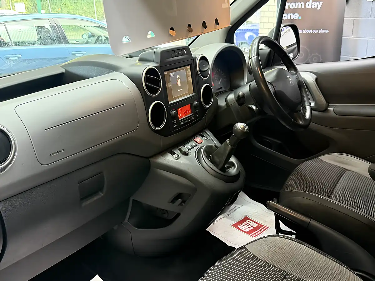 Used 2018 Peugeot Partner Tepee Outdoor Grey - Interior and Exterior details 20