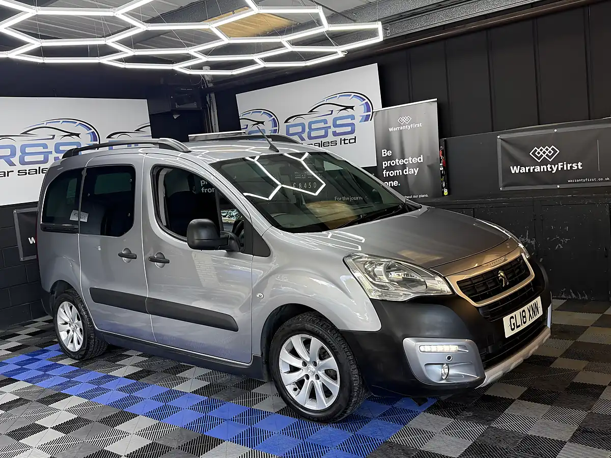 Used 2018 Peugeot Partner Tepee Outdoor Grey - Interior and Exterior details 3