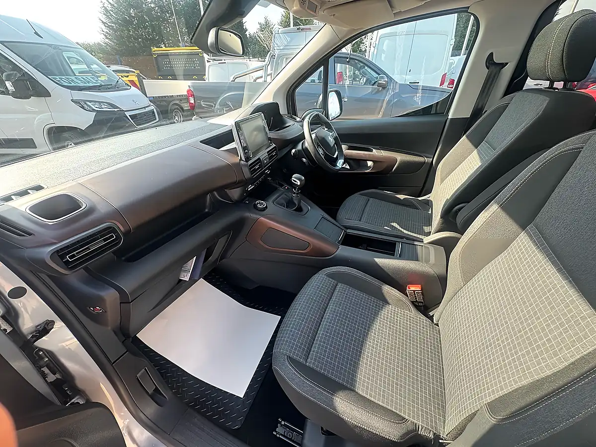 Used 2018 Peugeot Rifter GT Line Grey - Interior and Exterior details 17