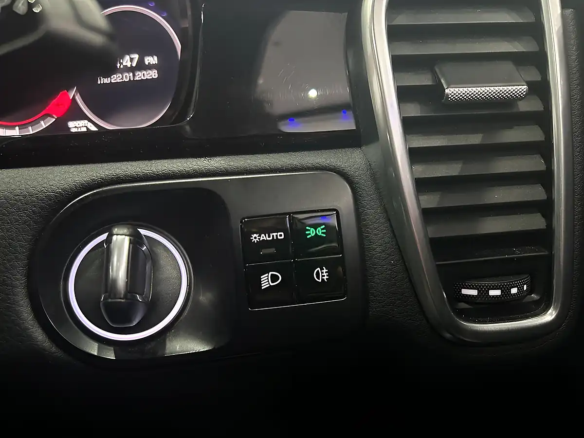Used 2018 Porsche Cayenne S White - Interior and Exterior details 14