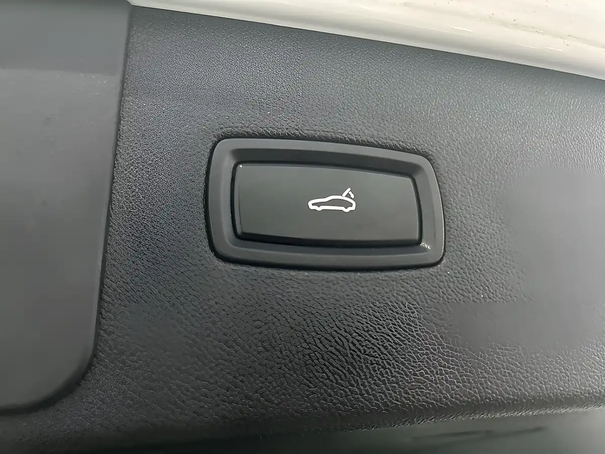 Used 2018 Porsche Cayenne S White - Interior and Exterior details 15