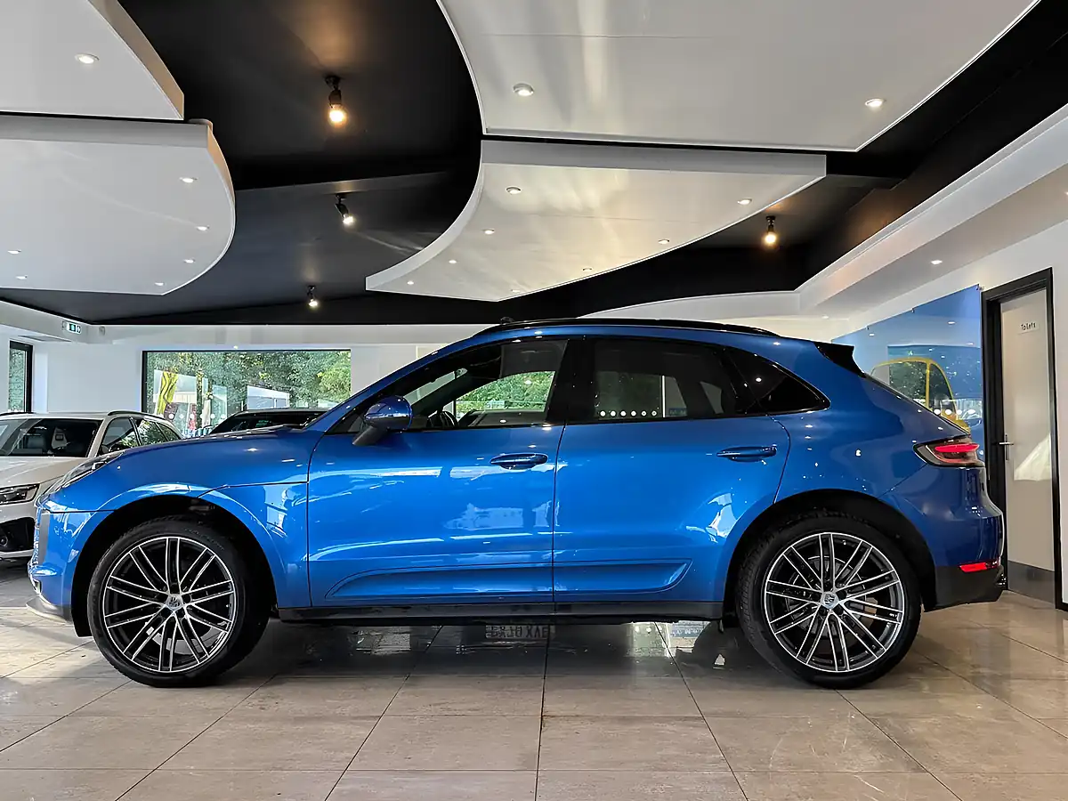 Used 2018 Porsche Macan Blue - Interior and Exterior details 8