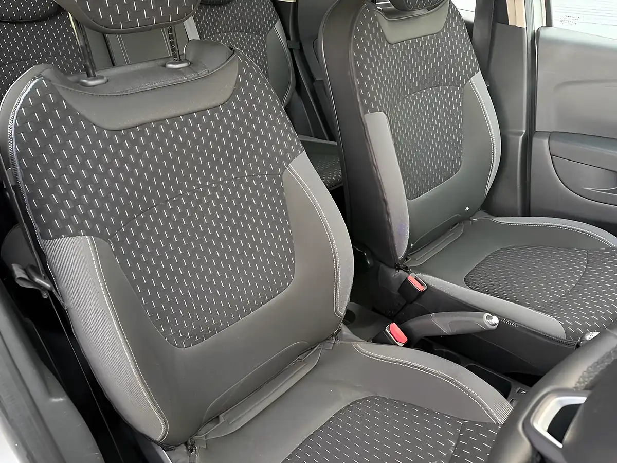 Used 2018 Renault Captur Dynamique Nav Silver - Interior and Exterior details 11
