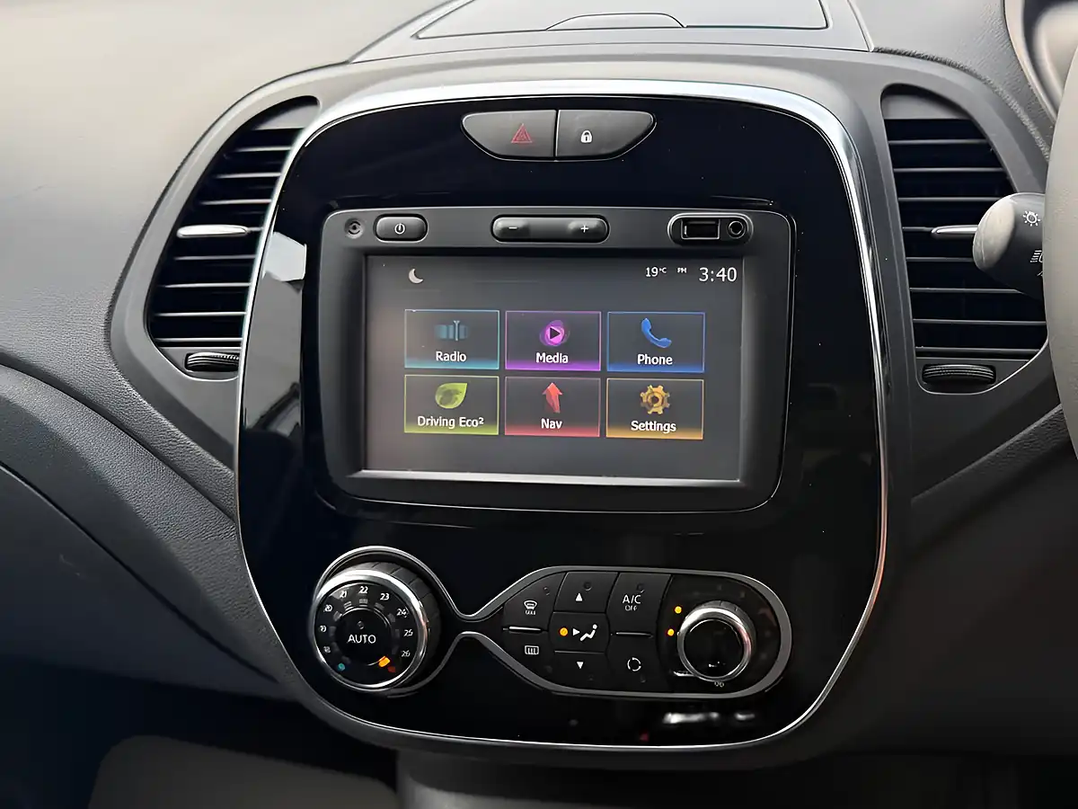 Used 2018 Renault Captur Dynamique Nav Silver - Interior and Exterior details 15