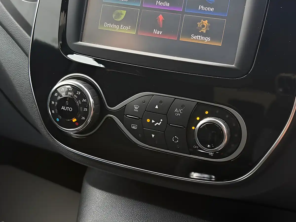 Used 2018 Renault Captur Dynamique Nav Silver - Interior and Exterior details 17
