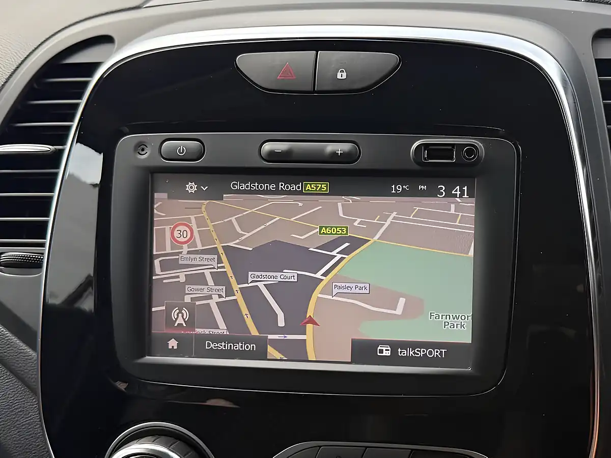 Used 2018 Renault Captur Dynamique Nav Silver - Interior and Exterior details 3