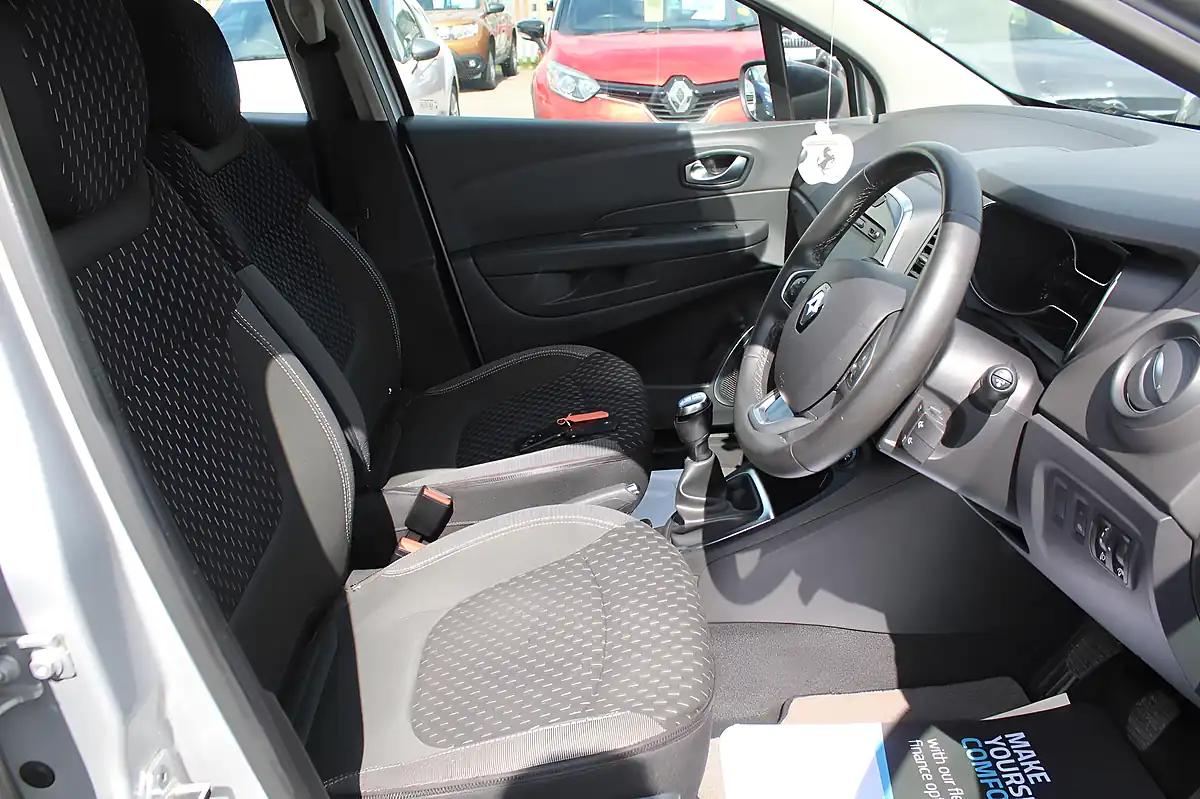 Used 2018 Renault Captur Dynamique Nav Silver - Interior and Exterior details 10