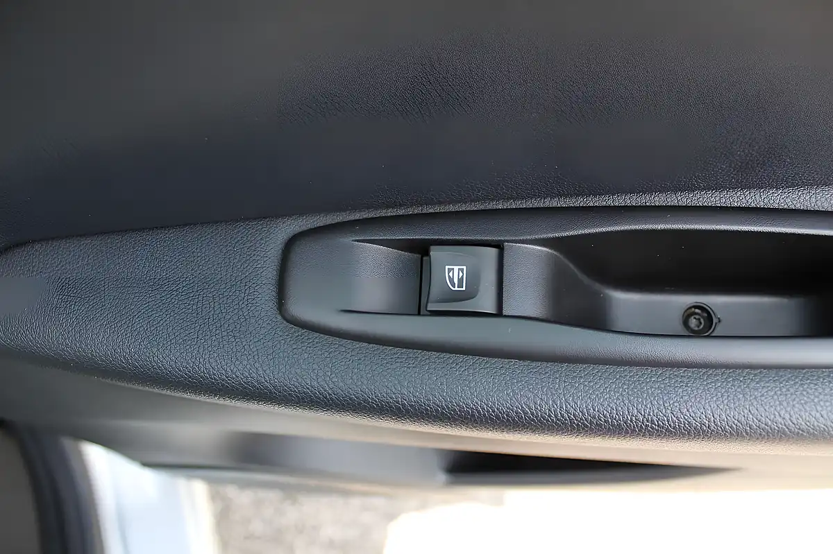 Used 2018 Renault Captur Dynamique Nav Silver - Interior and Exterior details 11