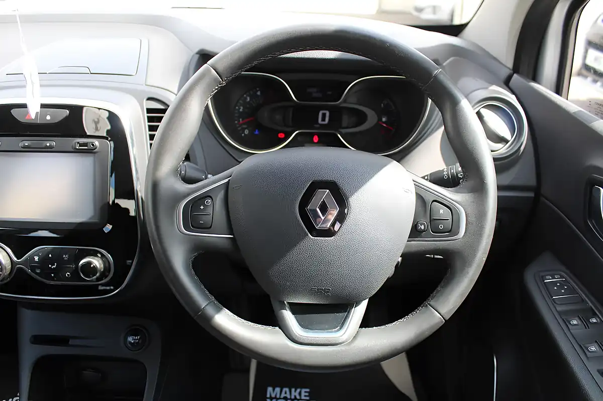 Used 2018 Renault Captur Dynamique Nav Silver - Interior and Exterior details 14