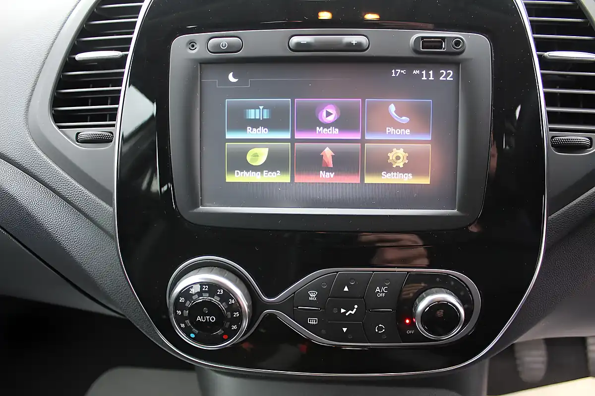 Used 2018 Renault Captur Dynamique Nav Silver - Interior and Exterior details 20