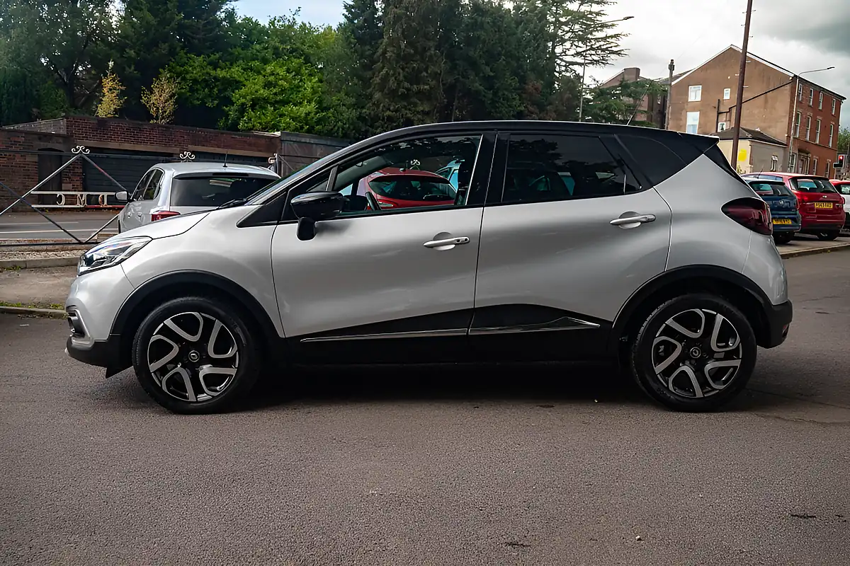 Used 2018 Renault Captur Dynamique S Nav Mercury Silver Metallic - Interior and Exterior details 5