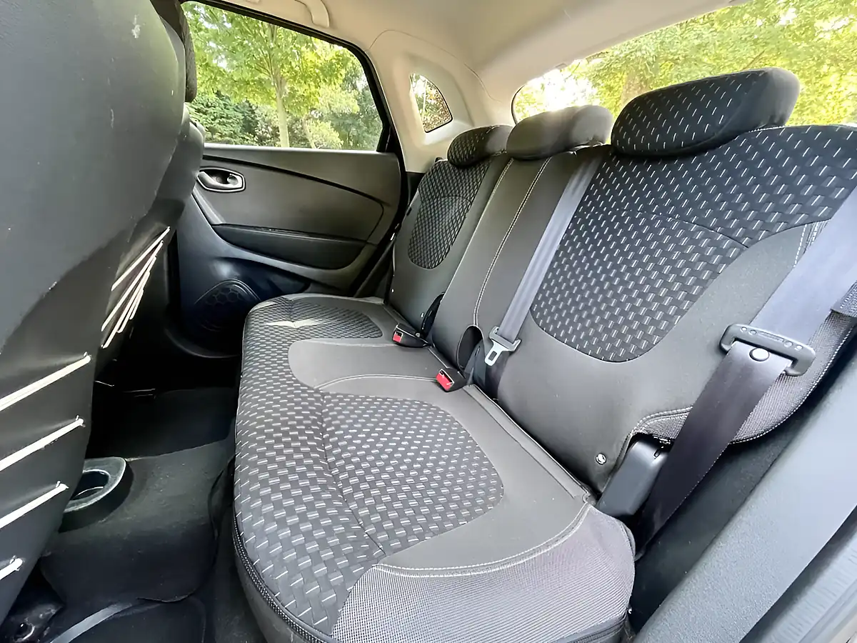 Used 2018 Renault Captur Dynamique S Nav Silver - Interior and Exterior details 10