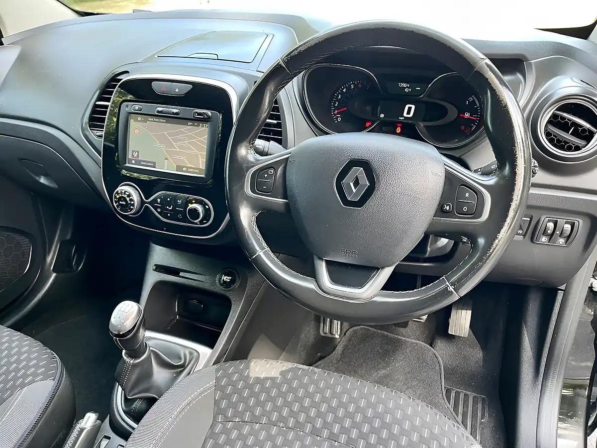 Used 2018 Renault Captur Dynamique S Nav Silver - Interior and Exterior details 17
