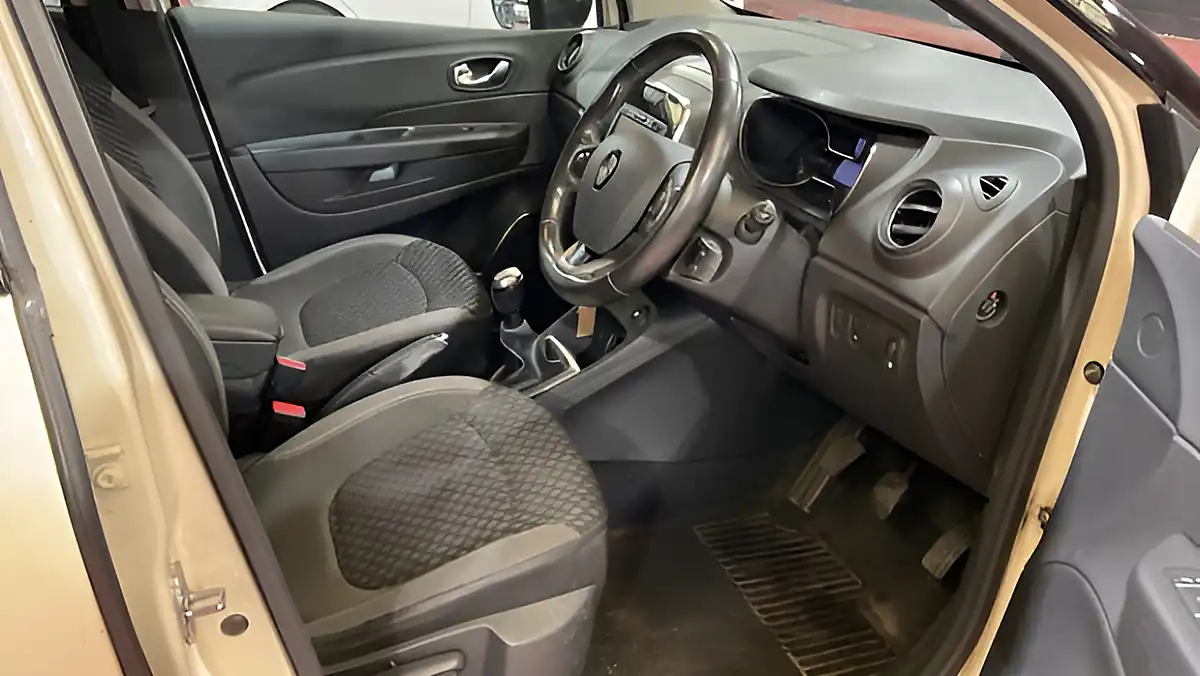 Used 2018 Renault Captur Dynamique S Nav White - Interior and Exterior details 9
