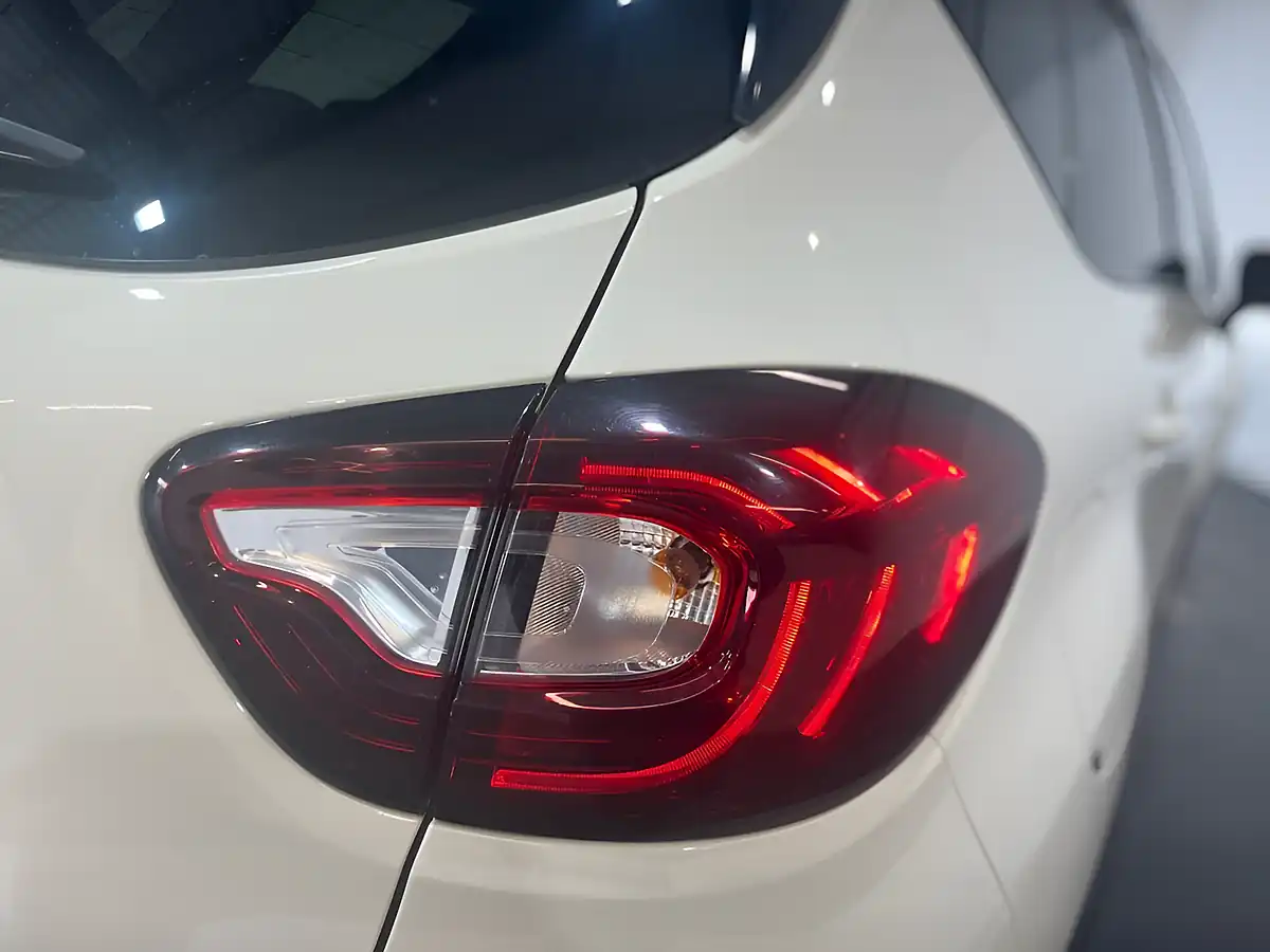 Used 2018 Renault Captur Dynamique S Nav White - Interior and Exterior details 10