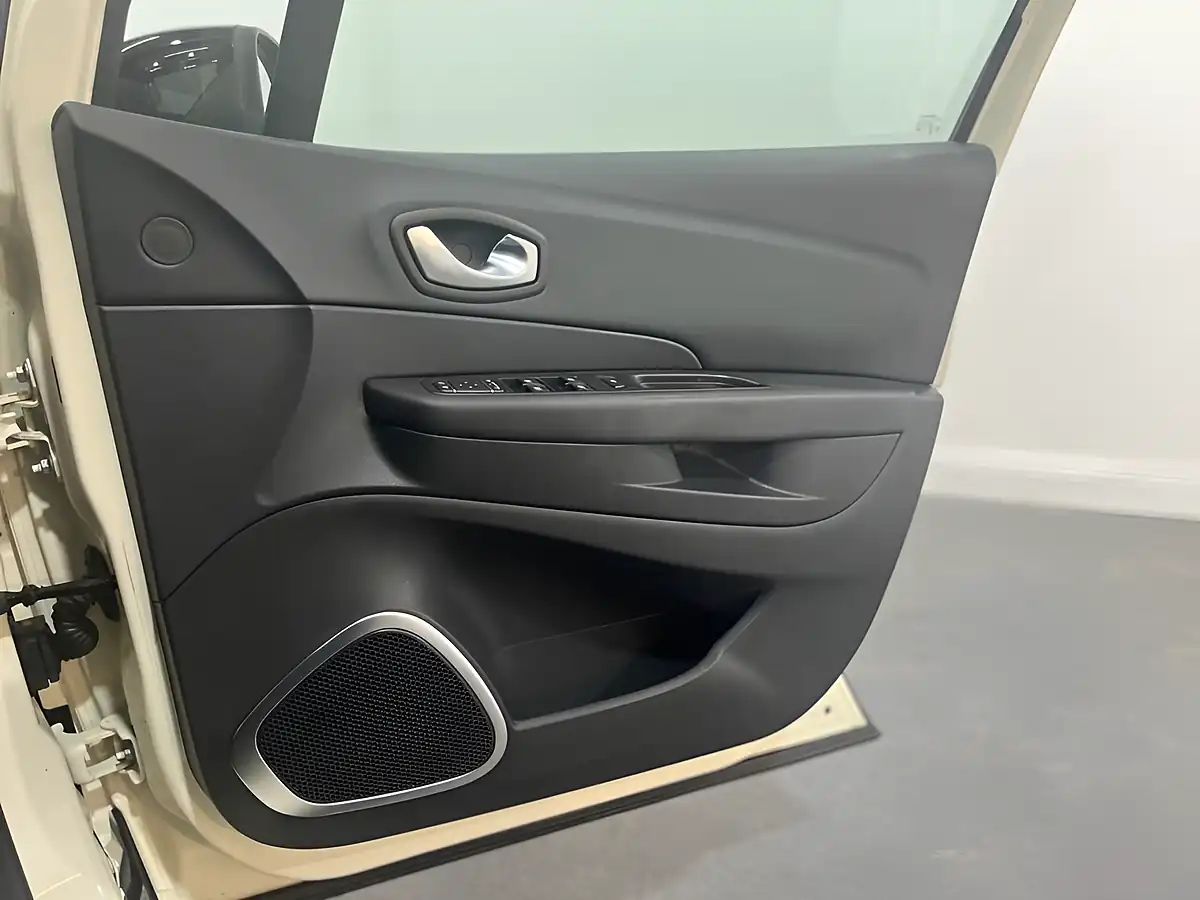 Used 2018 Renault Captur Dynamique S Nav White - Interior and Exterior details 11