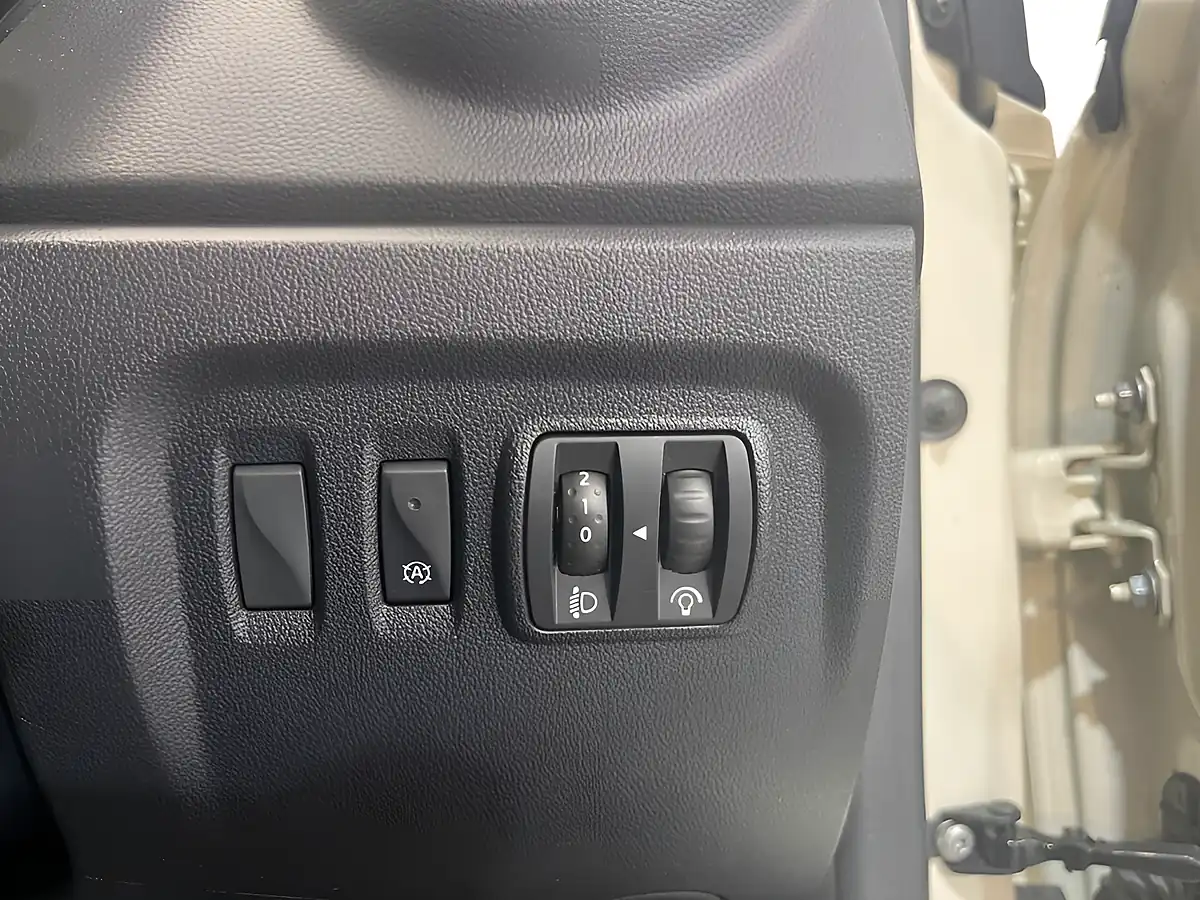 Used 2018 Renault Captur Dynamique S Nav White - Interior and Exterior details 12