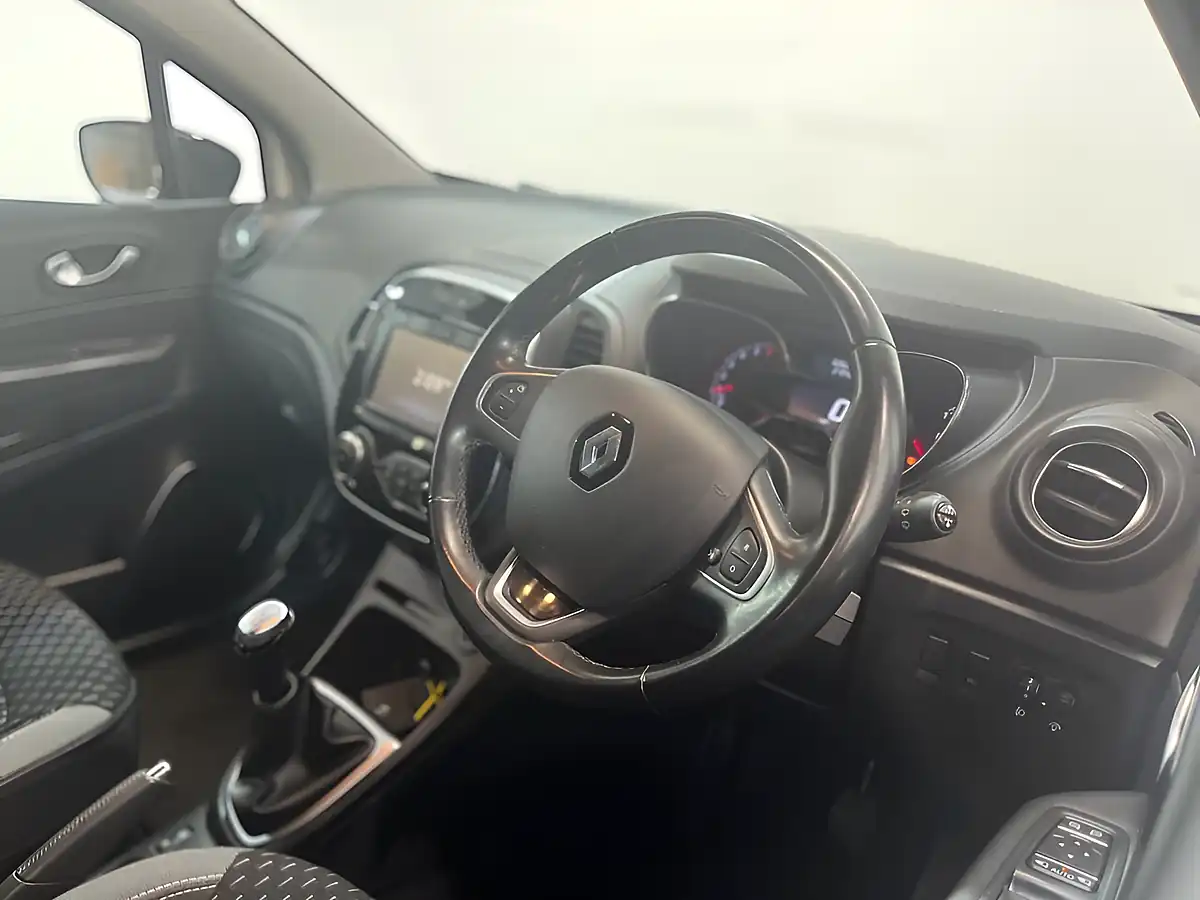 Used 2018 Renault Captur Dynamique S Nav White - Interior and Exterior details 15