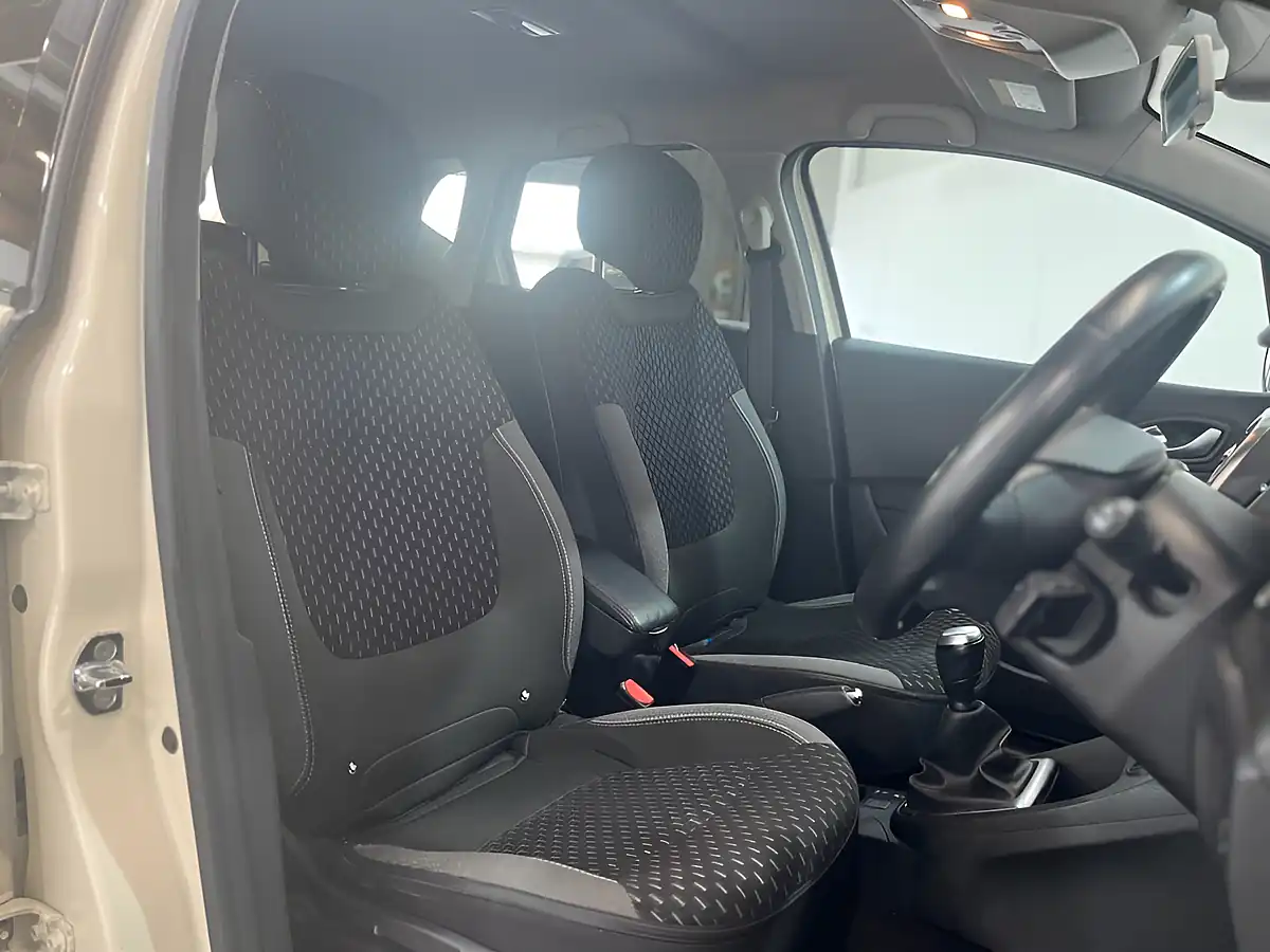 Used 2018 Renault Captur Dynamique S Nav White - Interior and Exterior details 16