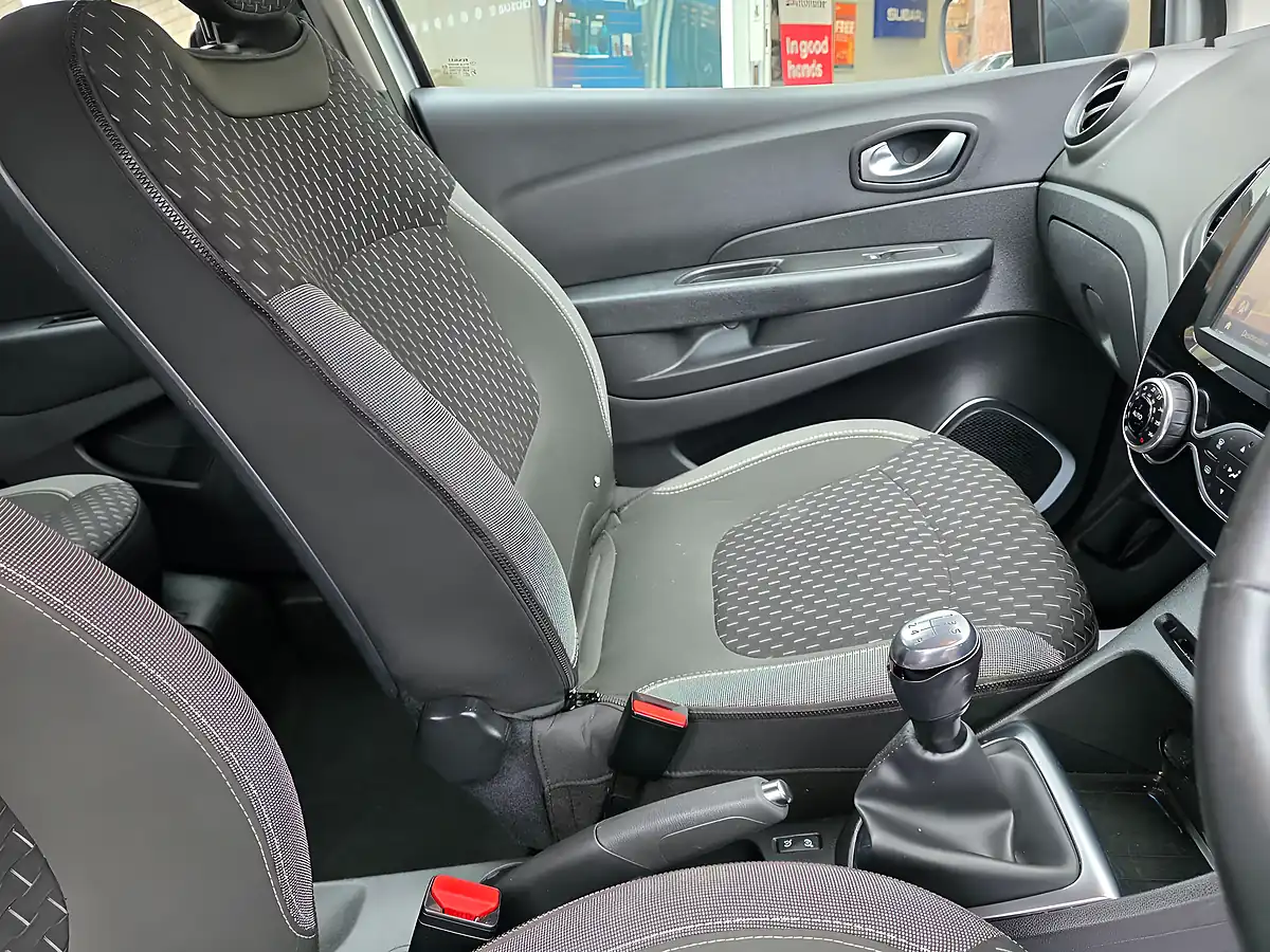 Used 2018 Renault Captur Energy Dynamique Nav Silver - Interior and Exterior details 10