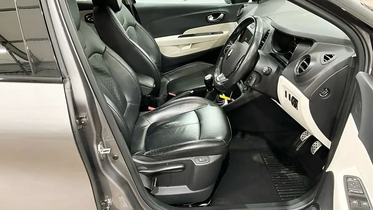 Used 2018 Renault Captur GT Line Grey - Interior and Exterior details 9
