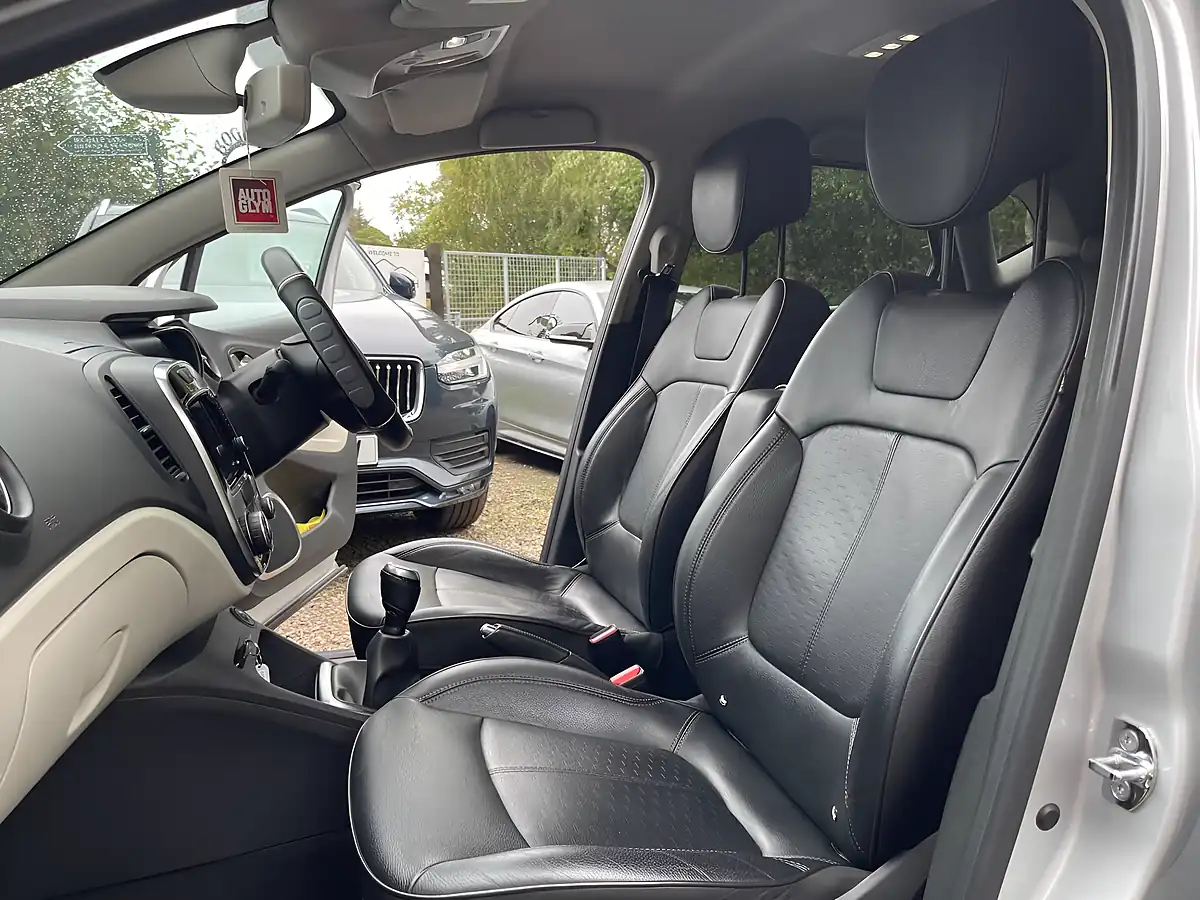 Used 2018 Renault Captur GT Line Silver - Interior and Exterior details 18