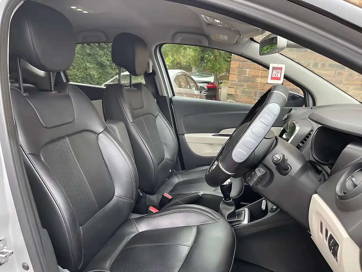 Used 2018 Renault Captur GT Line Silver - Interior and Exterior details 9