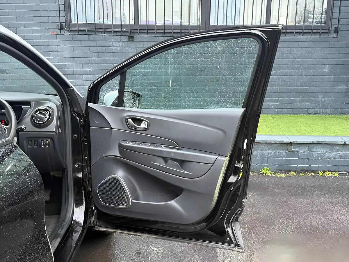 Used 2018 Renault Captur Iconic Black - Interior and Exterior details 14