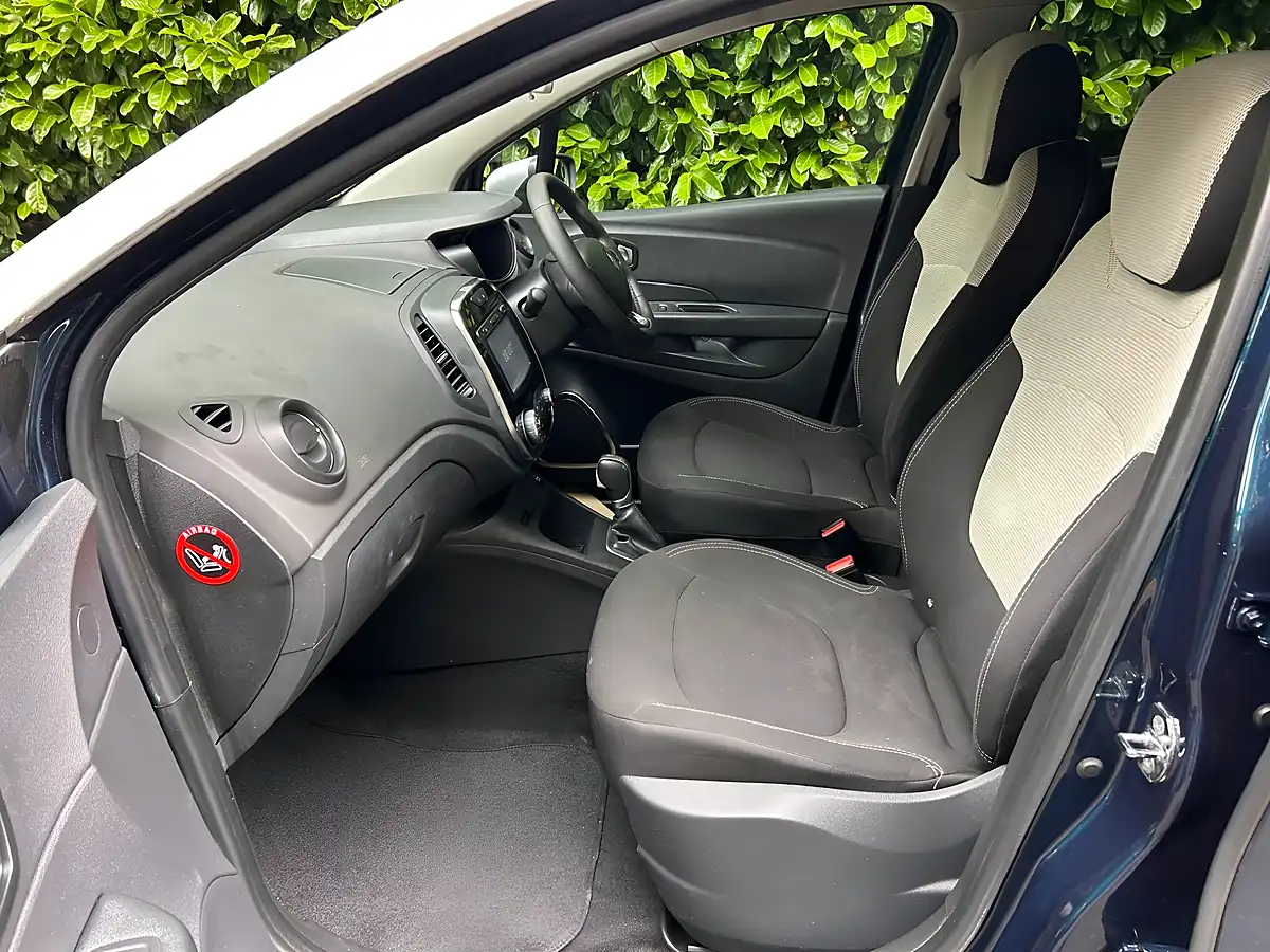 Used 2018 Renault Captur Iconic Blue - Interior and Exterior details 15