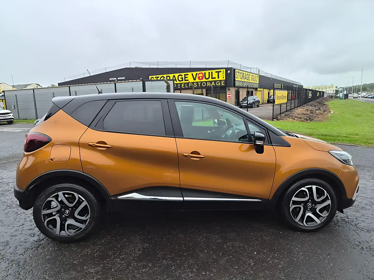 Used 2018 Renault Captur Iconic Orange - Interior and Exterior details 11