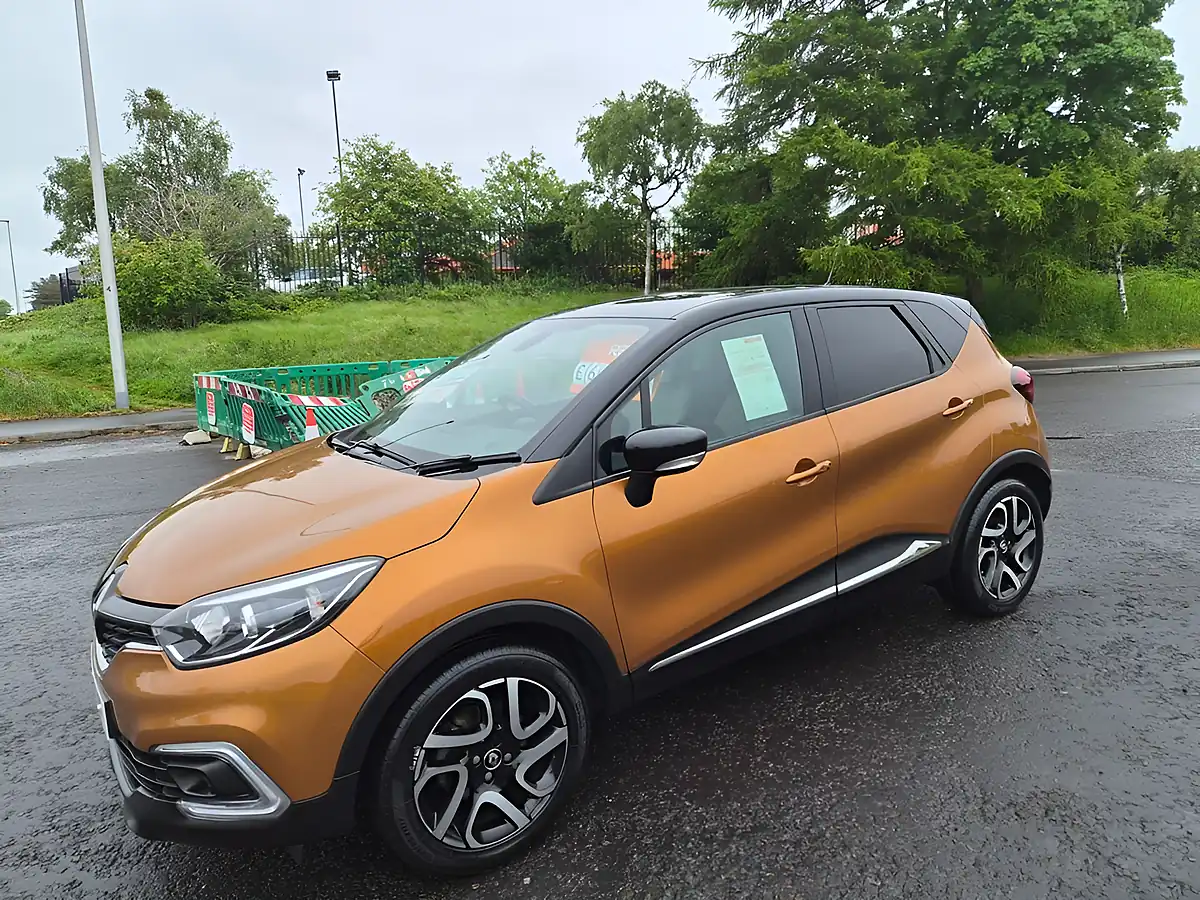 Used 2018 Renault Captur Iconic Orange - Interior and Exterior details 3