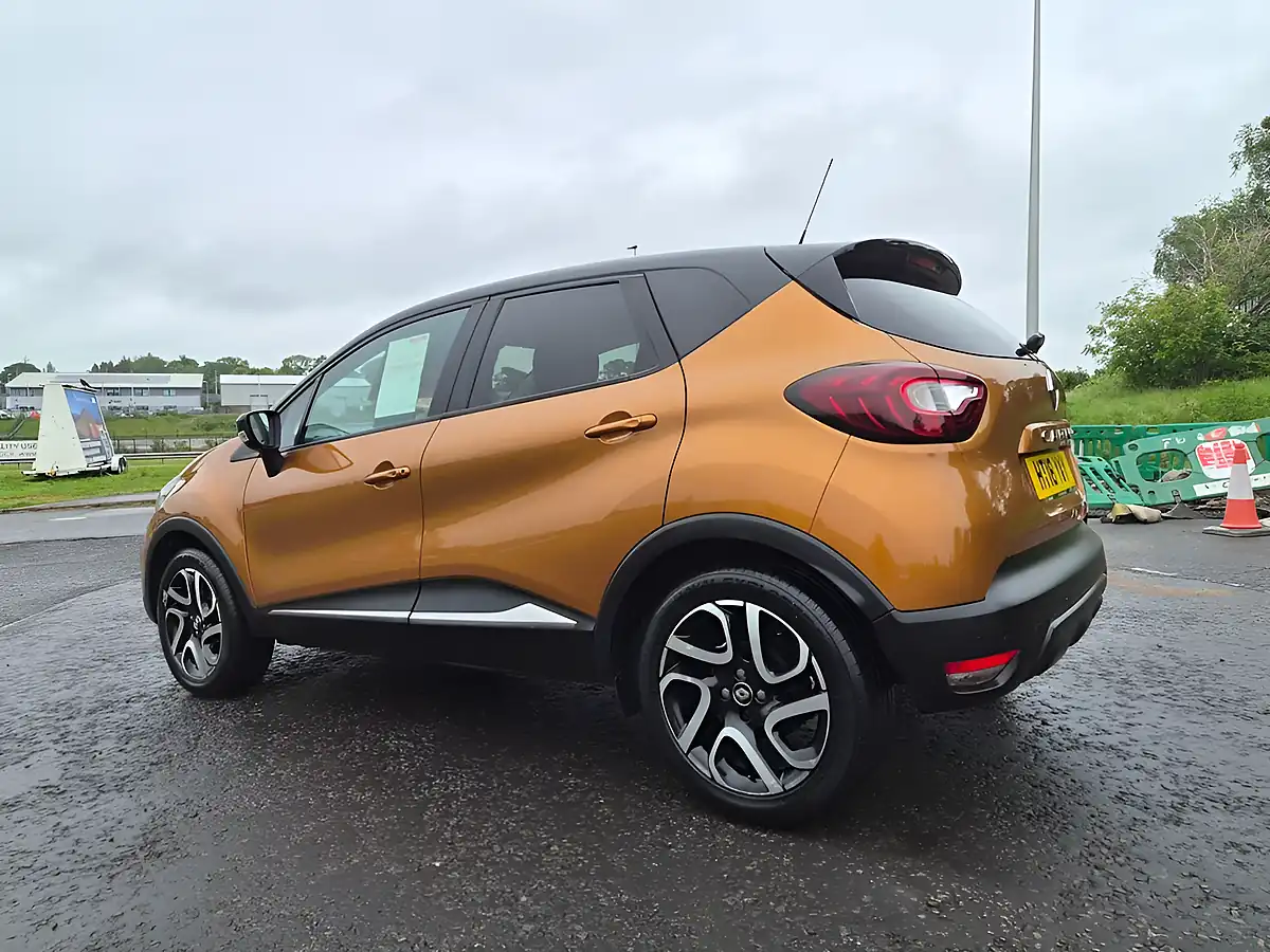 Used 2018 Renault Captur Iconic Orange - Interior and Exterior details 8