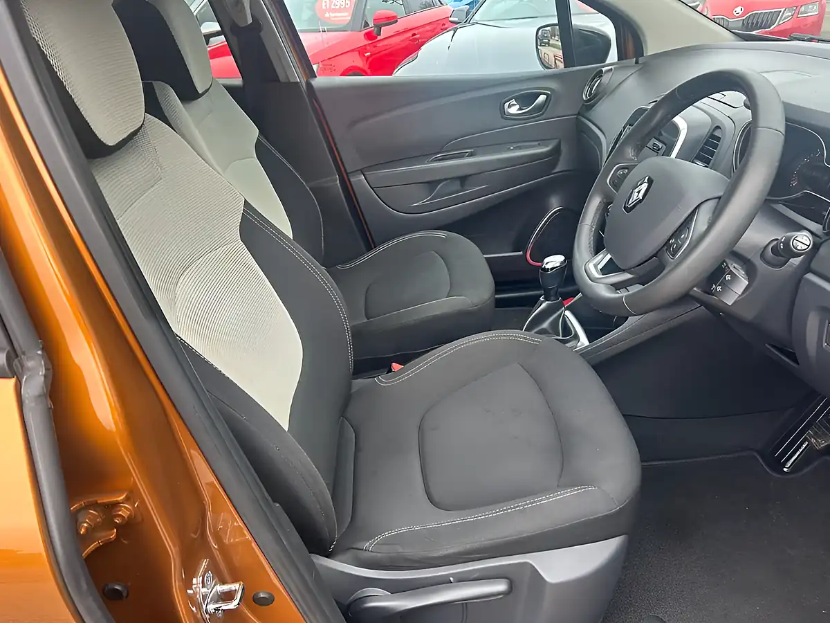 Used 2018 Renault Captur Iconic Orange - Interior and Exterior details 15