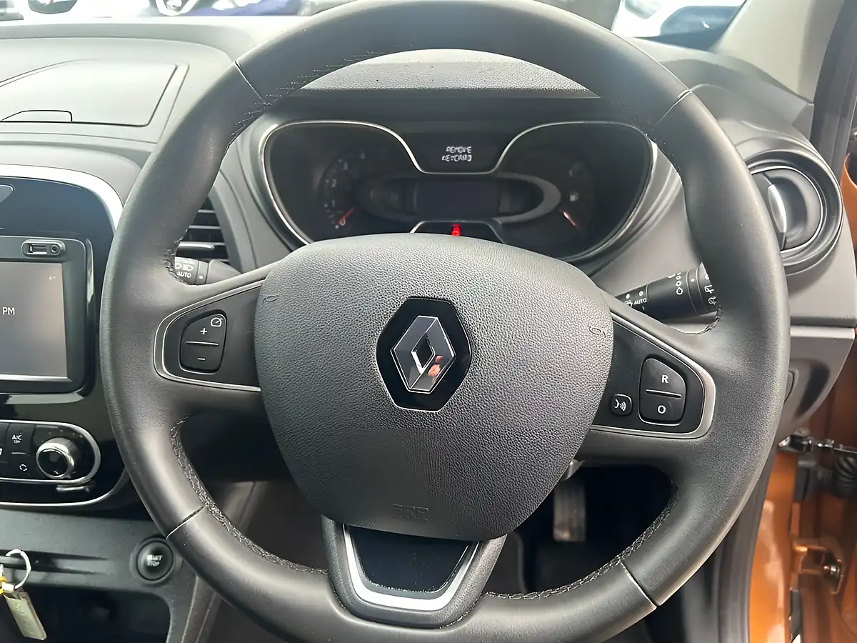 Used 2018 Renault Captur Iconic Orange - Interior and Exterior details 19