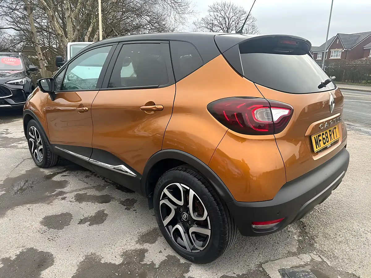 Used 2018 Renault Captur Iconic Orange - Interior and Exterior details 7