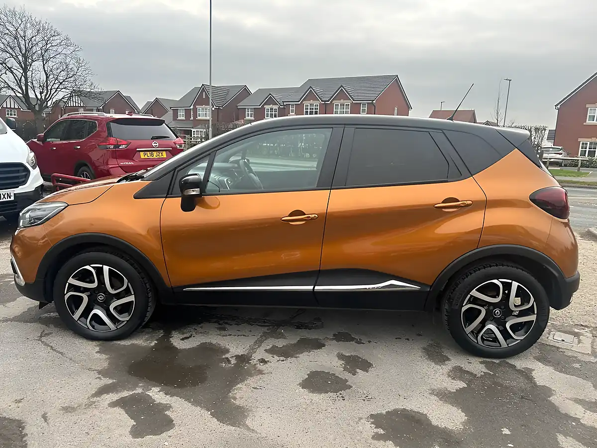 Used 2018 Renault Captur Iconic Orange - Interior and Exterior details 8