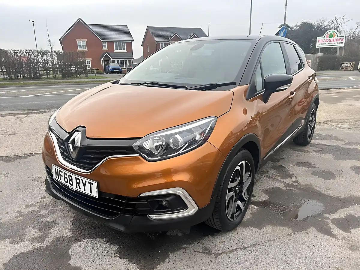 Used 2018 Renault Captur Iconic Orange - Interior and Exterior details 9