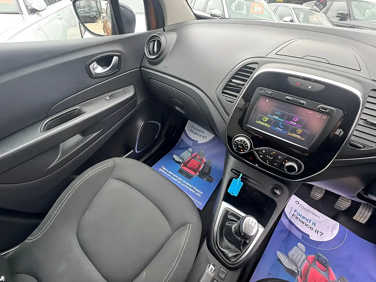 Used 2018 Renault Captur Iconic Orange - Interior and Exterior details 13
