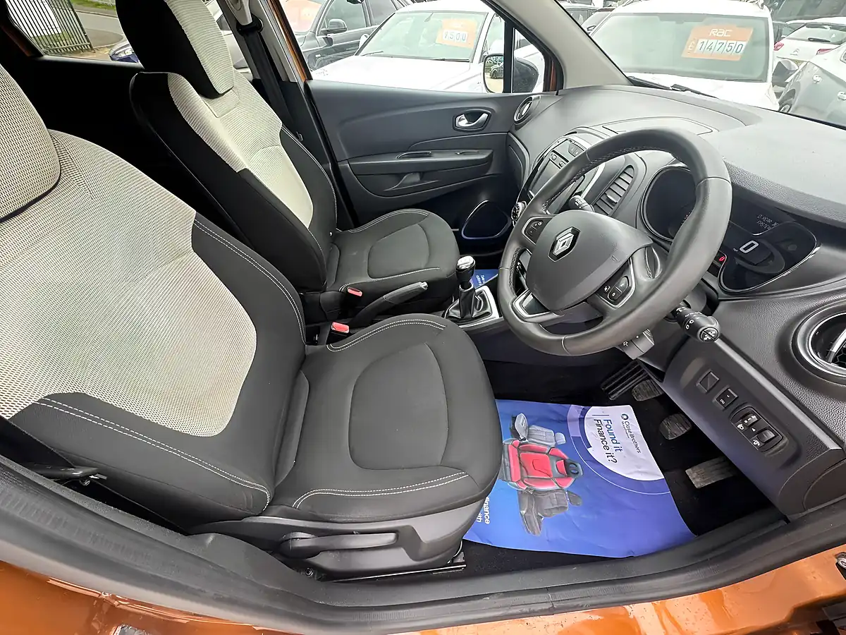 Used 2018 Renault Captur Iconic Orange - Interior and Exterior details 15