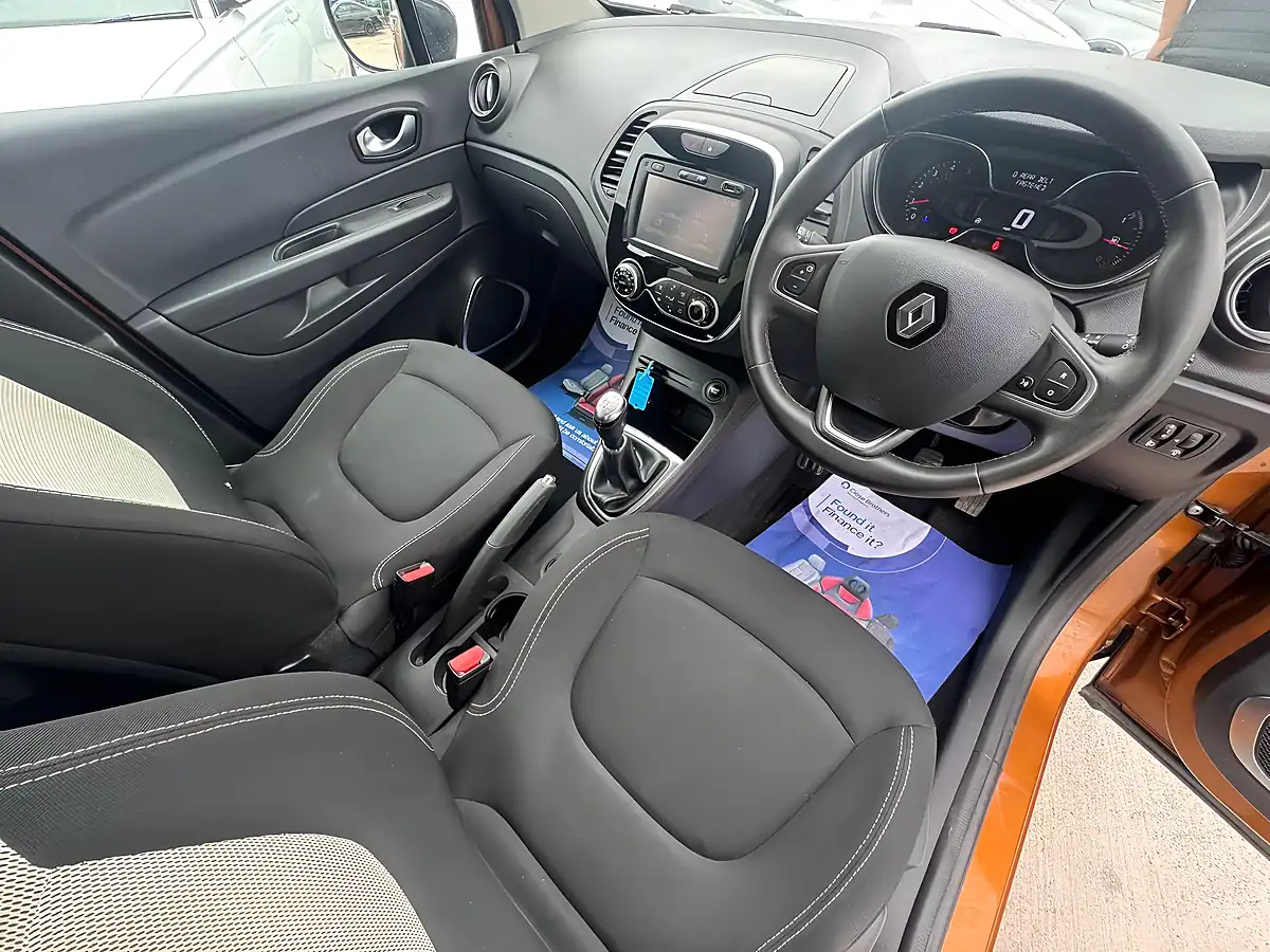 Used 2018 Renault Captur Iconic Orange - Interior and Exterior details 16